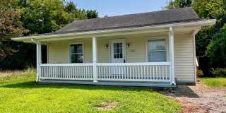 AVAILABLE AUGUST 14! 3 Bedroom Home Near Downtown Clarksville AVAILABLE AUGUST 14! 3 Bedroom Home Near Downtown Clarksville Gallery 1