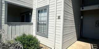 Parkview condo close to shopping & freeway access! Gallery 1