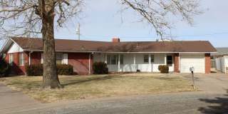5 Bedrooms, 2 Bath  House with Attached Garage Gallery 1