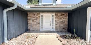 Large Open Concept House with Tons of Natural Light Gallery 3
