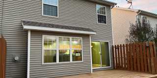 Very sharp 3 BR, 2.5 bathroom,  updated appliances, hardwood flooring Gallery 11