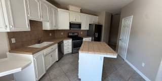 Elegant 3-Bedroom Home in Seven Oaks Gallery 9