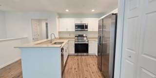 Beautiful 2 bed/ 2 bath Townhome w/ Balcony, Garage & Community Pool Gallery 18