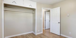 3218 North Maple Street Gallery 16