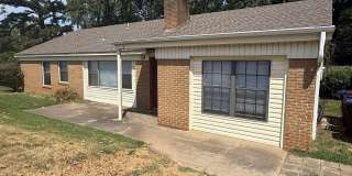 Large 4 bedroom 2 bath home Gallery 1