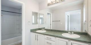 Spacious 5 BR House in Aurora Gallery 12