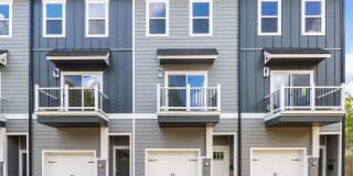 3-Bedroom, 3.5 Bath Townhome for Rent in Charlotte, NC | Attached Garage & Modern Kitchen 3-Bedroom, 3.5 Bath Townhome for Rent in Charlotte, NC | Attached Garage & Modern Kitchen Gallery 16