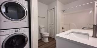 BRIGHT, CLEAN w/SECURED ENTRY! CONDO IN DOWNTOWN GRESHAM! Gallery 8