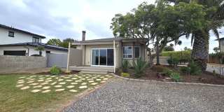 Unique, 2Bd/2BA Single Story House: Large Lot with Ocean/Sunset Views! Gallery 1