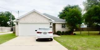 Beautiful 3 Bedroom / 2 Bath Brick Home - Blocks to the Water ! Gallery 1