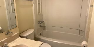Spacious Townhome Close To EVERYTHING Gallery 12