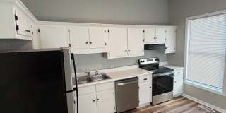 2 bedroom, new floors, walkable! Gallery 2