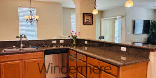 Stylish  Spacious 2 bedroom-/1 bath Condo in Astoria at Gateway Oaks! Gallery 1