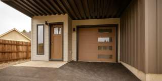 Your Bend Retreat: Spacious End Unit Townhouse with Pilot Butte Views Gallery 1