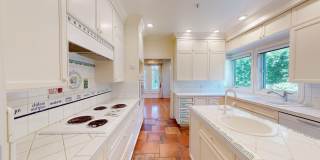 Spacious 4-bedroom 4.5 bath Home in a Gated Complex Gallery 9