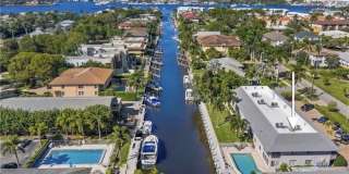 ** CANAL VIEW 2 BEDROOM\2 BATH CONDO ** SEASONAL OR ANNUAL ** BLUE POINT CLOSE TO DOWNTOWN NAPLES AND NAPLES BEAUTIFUL BEACHES ** CANAL BOAT SLIP AVAILABLE ** Gallery 6