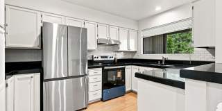 Beautiful Spacious 2-bedroom 2-Bath Townhome in Pleasant Hill! Gallery 1