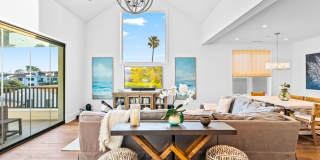 Gorgeous 3 bed 3.5 bathroom home available month to month in the highly desired city of Corona Del Mar. Gallery 7