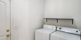 Beautiful 2 bedroom / 1 bathroom unit with all APPLIANCES included Gallery 20