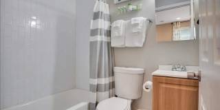 Room in 4 Bedroom Home at Mayson Turner Rd NW Gallery 5