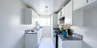 718 N Monterey St Gallery 12