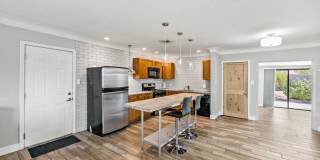 Luxury housing ,Close to U of A! Newly Renovated Gallery 1