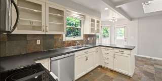 Charming Cottage in First Addition in Lake Oswego! Gallery 15