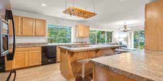 Beautiful 3BR Home in Forbes Lake – North Rose Hill, Kirkland Gallery 8