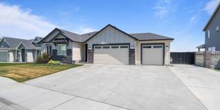 Move-In Ready West Richland Rental – 3-Car Garage, Fenced Yard, Hot Tub Included Gallery 4