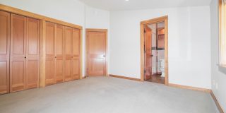 Bright and Spacious Residence with Vaulted Ceilings and Garage Gallery 12