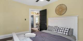 1756 Oak Street Gallery 27