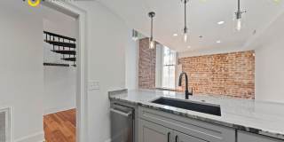 Charming 2/1 loft-style condo in the heart of Historic Downtown Charleston! Gallery 8