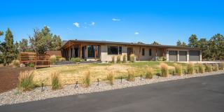 Private Five-Acre Bend Retreat with Cascade Mountain Views Gallery 1