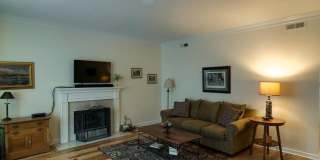 Beautiful 2BR/1.5BA home in a prime location within walking distance to West End and Vanderbilt University. Gallery 8