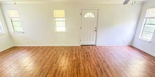 3 Bedroom House with Garage and Fenced Yard!! Gallery 7