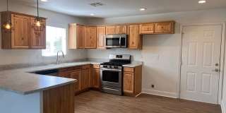 3 Bedroom Home With Large Backyard on West Side Gallery 4
