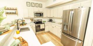 Beautiful 3 bed 3.5 bath Condo Gallery 1