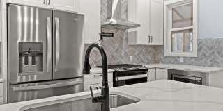 640 Neil Avenue Gallery 28