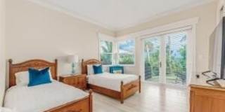 901 SE Riverside Drive Gallery 42