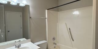 2 Bedroom Home Near University! Gallery 12