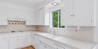 HUGE TOP FLOOR 2 BED 2 BATH IN PRIME SANTA MONICA! -FIREPLACE, BALCONY & GARAGE PARKING SPACE Gallery 18