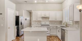 3 Bedroom With Newly Remodeled Kitchen And Bathrooms! Gallery 5