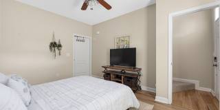Stylish 3-bedroom townhome in Vermillion in Hustersville Gallery 12