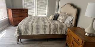 725 Peach Street Gallery 13