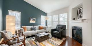 2 BDR Gorgeous Updated Townhome with Huge Garden Gallery 1