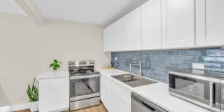 Fully Furnished Sunnyside Townhome | All-Inclusive | Flexible Stays Gallery 9