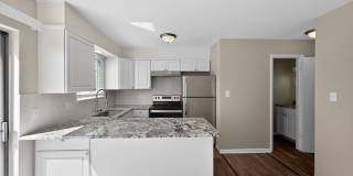 Charming NEWLY REMODELED 4BR Duplex in Aurora Gallery 6