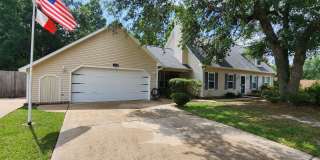 Charming Scenic Home with Spacious Yard - Perfect for Rent! Gallery 1