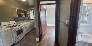 2 Bedroom, 1 Bathroom in Historical Woodland Avenue building! Gallery 27