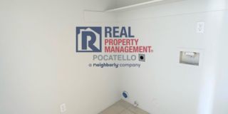 MOVE IN SPECIAL - 2 Bed 1.5 Bath Town Home - 1 Car garage Gallery 8